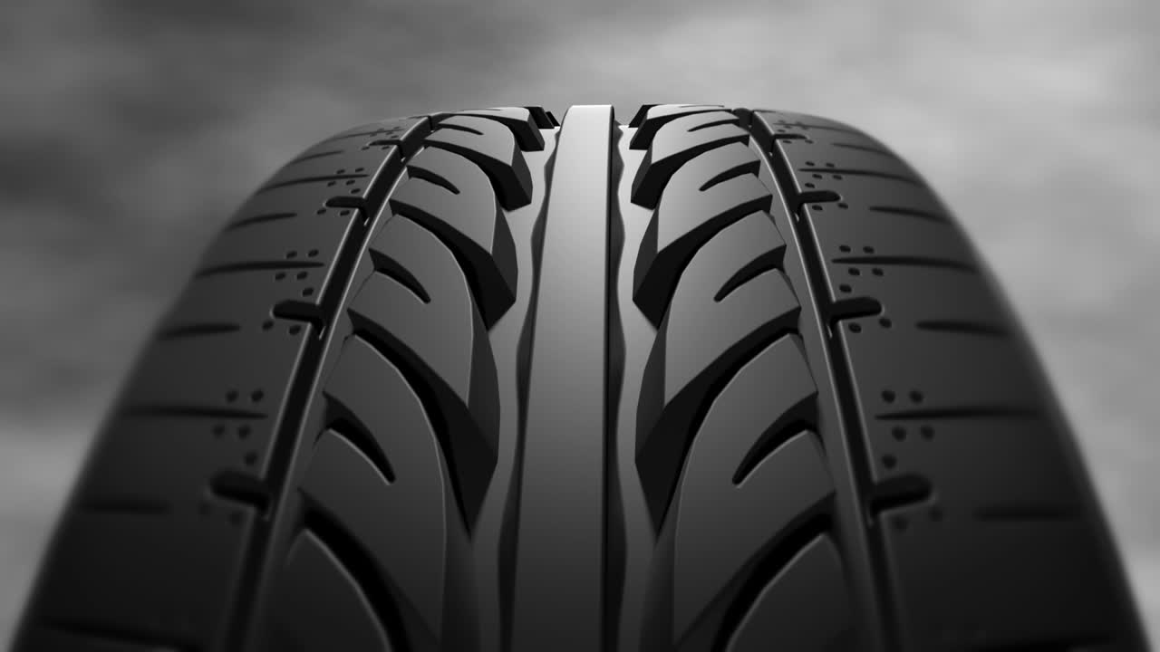 близкая автомобильная шина медленно вращается с туманным фоном