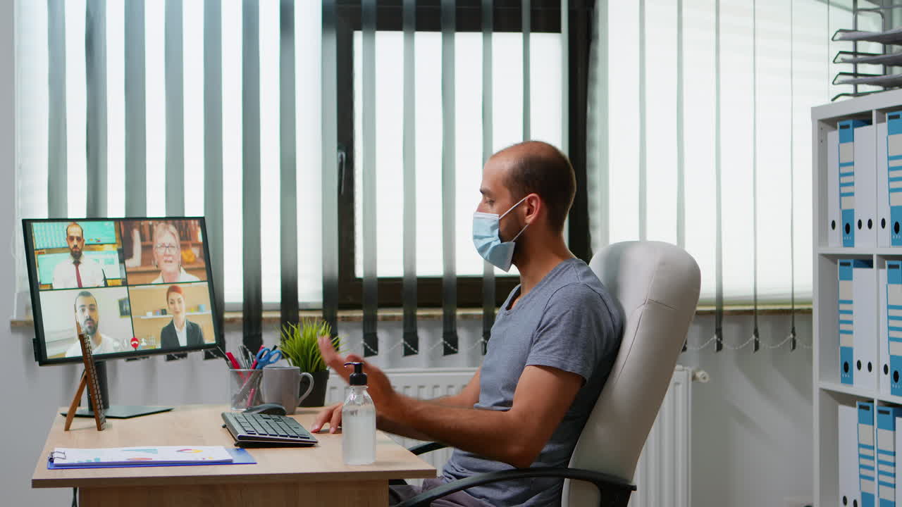 Diskuterer på virtuelt møde