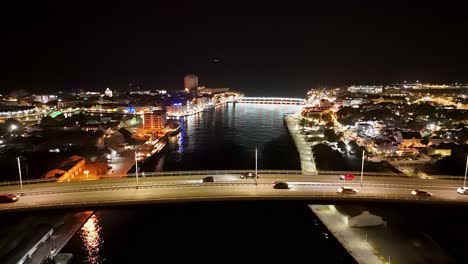 Retirada-Aérea-Sobre-El-Puente-Reina-Juliana-Con-Handelskade-Y-Punda-Por-La-Noche