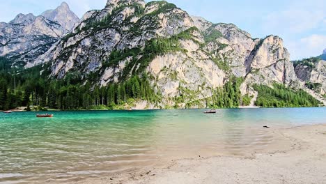 Oase-Des-Paradieses,-Türkisfarbene-Schönheit-Von-Pragser-Wildsee,-Italien
