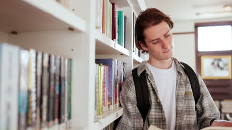 Universidad,-Libros-Y-Aprendizaje-Con-El-Hombre-En-La-Biblioteca.