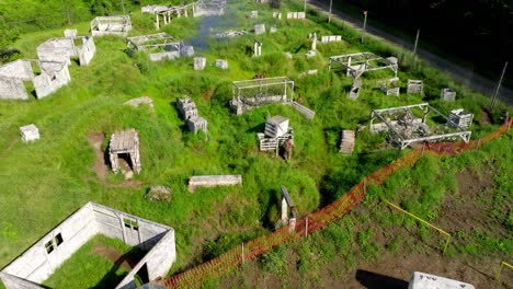 Luftaufnahme-über-Paintballpark-Mit-Spielern-In-Österreich---Drohnenaufnahme