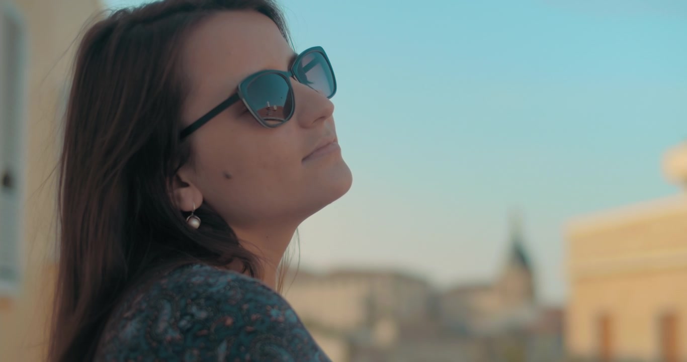 Donna rilassata che si gode i panorami della città