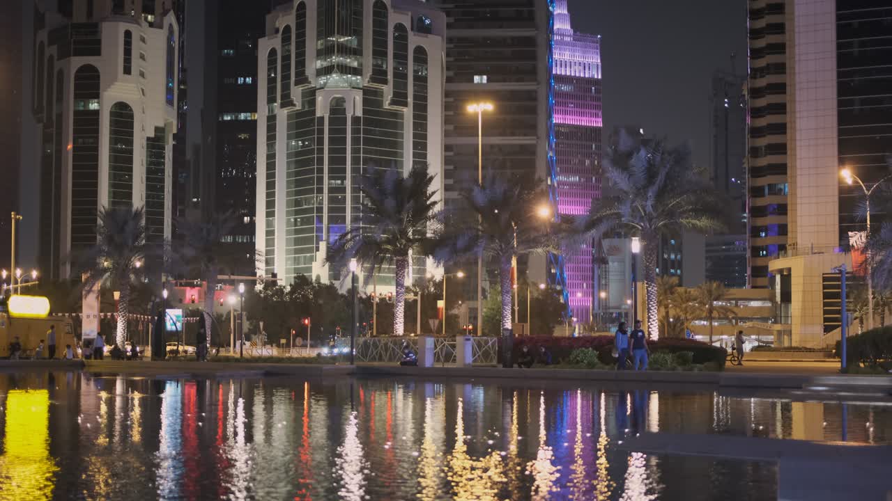 Skyskrapere i West Bay i Doha, Qatar, nattbilde med zooming og panorering.