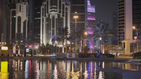 los rascacielos de la bahía oeste en doha, qatar, haciendo zoom y panorámica nocturna.