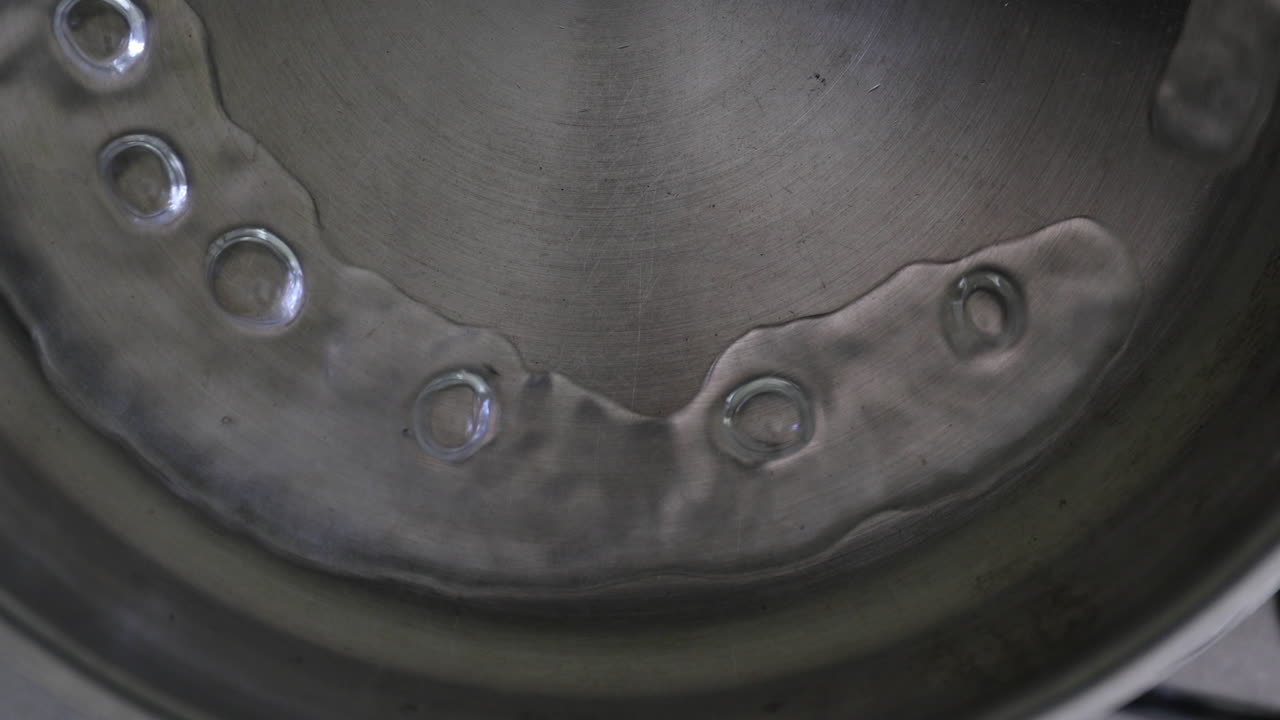 ⁇ 는 물은 팬에서 반원형 움직임으로 거품을 만들어 ⁇ 니다.