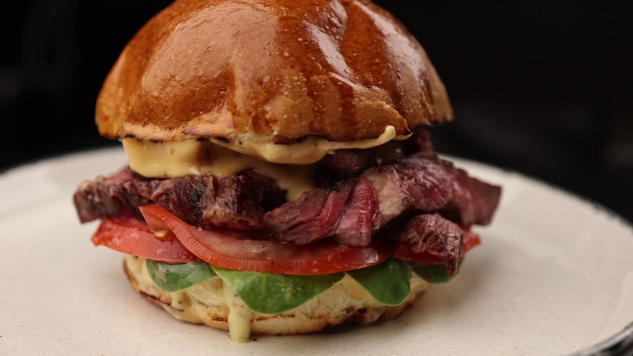 es una hamburguesa de carne deliciosa.