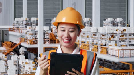 trabajador de almacén que utiliza una tableta