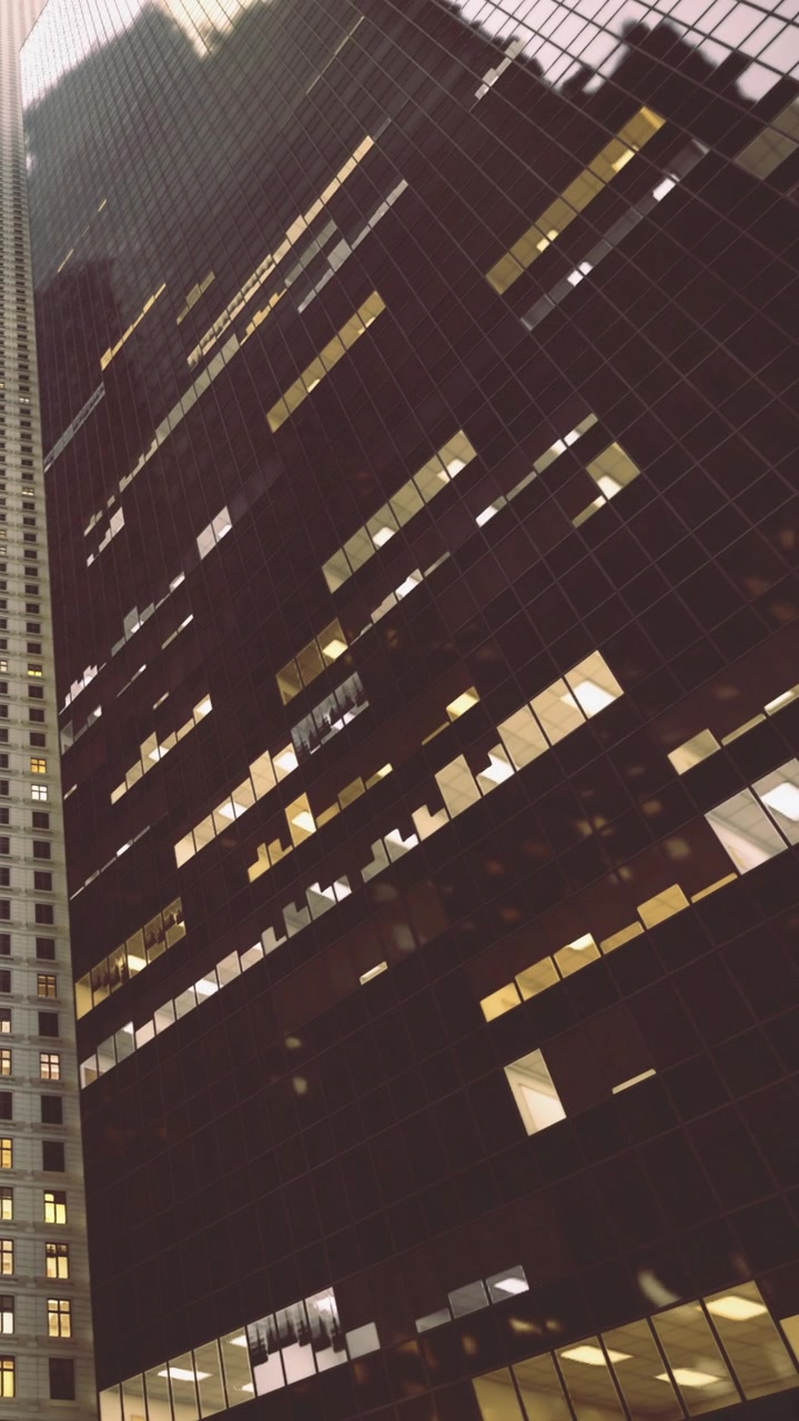 Modern skyscraper reflecting evening light in an urban setting of chicago