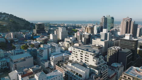 Imágenes-Aéreas-Del-Edificio-En-El-Centro-De-La-Ciudad.-Barcos-De-Carga-En-La-Superficie-Del-Mar-En-El-Horizonte.-Ciudad-Del-Cabo,-Sudáfrica