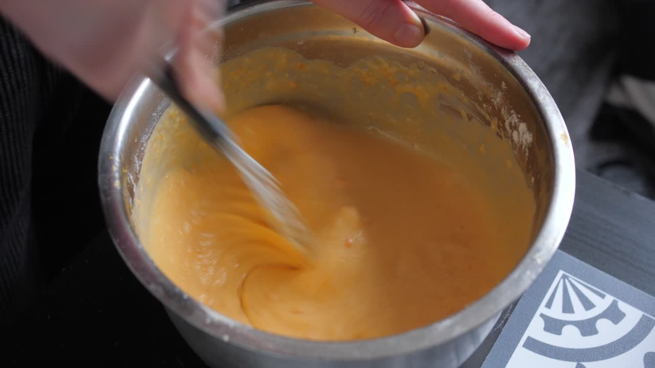 un proceso de hacer panqueques en la cocina