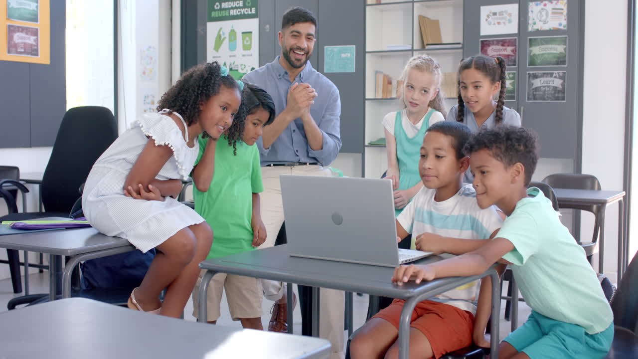 L'insegnante interagisce con studenti di diverse etnie in classe a scuola.