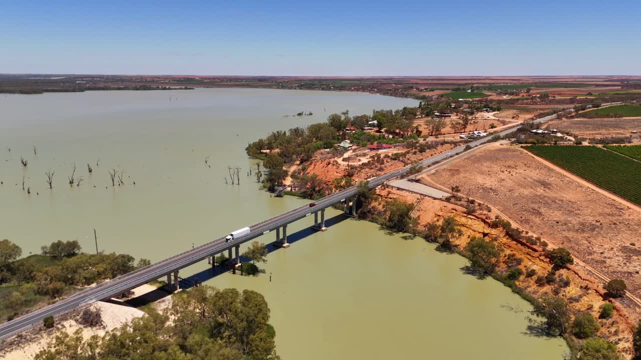 Drone che sorvola il ponte sul fiume Murray e i tetti di Kingston in condizioni di cielo sereno, Australia