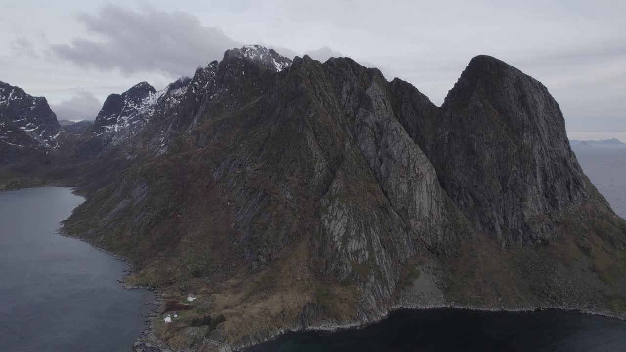 vista aérea de las montañas rocosas nublado lofoten, noruega - retroceder, disparo de drones