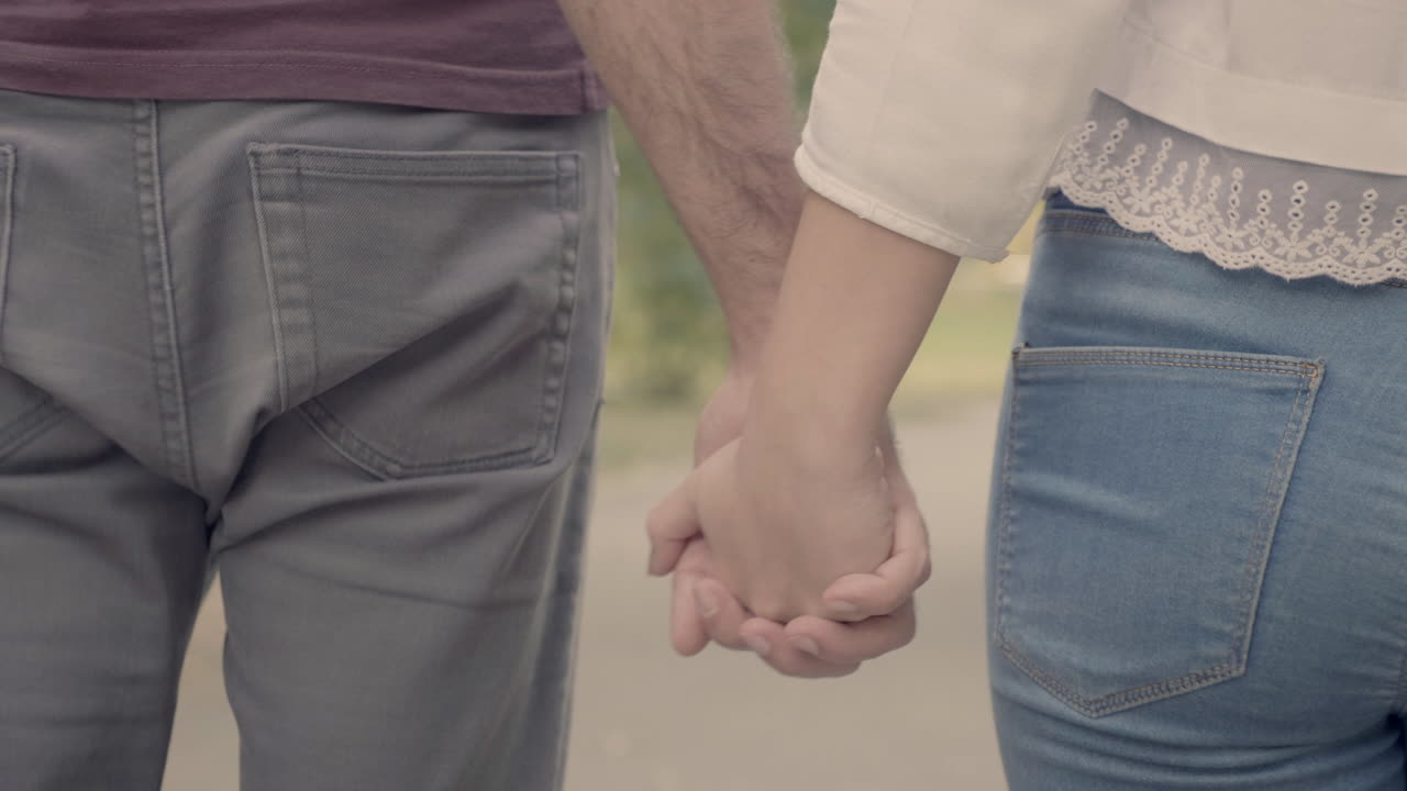 손을 잡은 커플