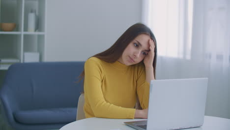 Estresada-Empresaria-Frustrada-Que-Sufre-De-Dolor-De-Cabeza-En-El-Trabajo.-Trabajador-Exhausto-Y-Tenso-Que-Se-Enfrenta-Al-Concepto-De-Estrés-Emocional-De-Migraña-Que-Siente-Dolor-Sentado-En-El-Escritorio-De-La-Oficina-Con-Una-Computadora-Portátil.