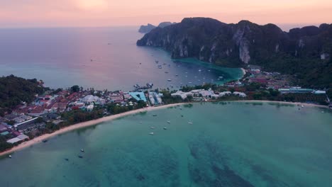 hermosa puesta de sol en el mundialmente famoso destino turístico tropical