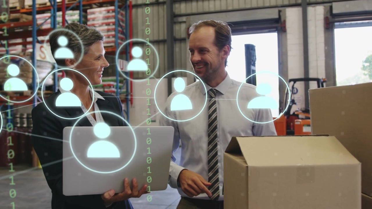 Video verticale: Personale che scansiona una scatola con un laptop, scanner che aggiorna le scorte con icone e dati visualizzati sopra il magazzino.