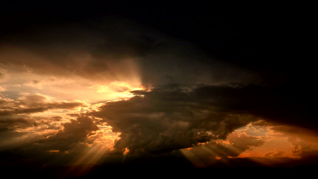 panorama dorado del atardecer con lapso de tiempo 4k