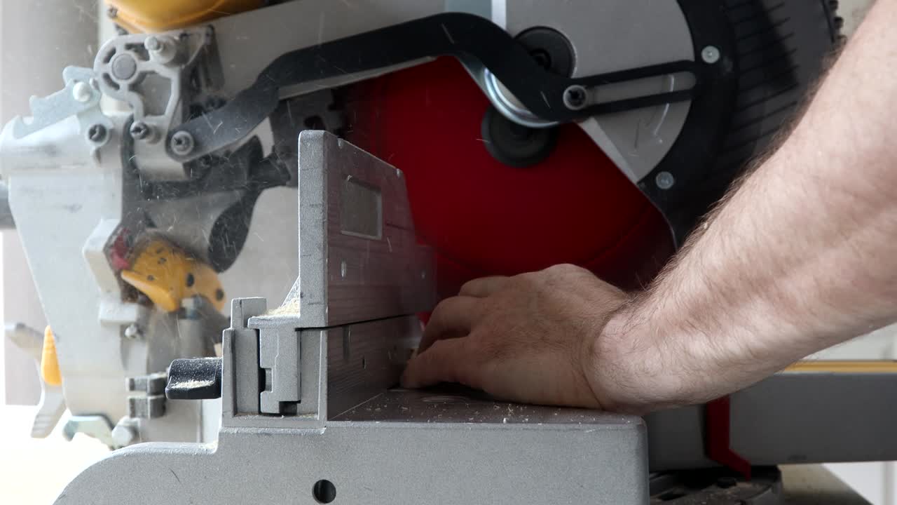 el trabajador corta la base de madera en la mitra de energía vio un nuevo hogar