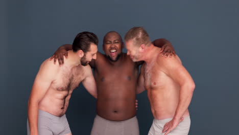 Männer,-Körperpositivität-Und-Glückliche-Umarmung-Mit-Vielfalt