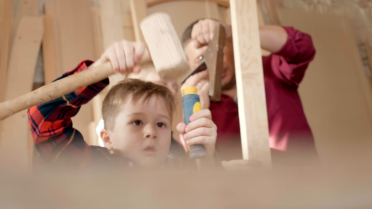 familia, carpintería, madera y concepto de la gente. el padre enseña a su hijo carpentería.