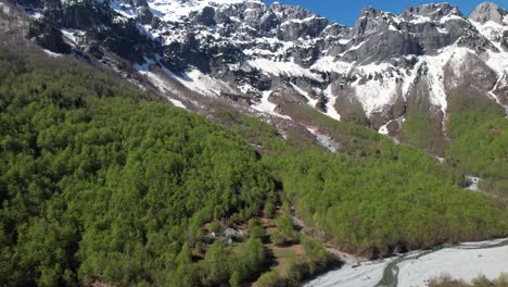 valle de valbona con río que fluye de la nieve derretida, altas montañas en albania