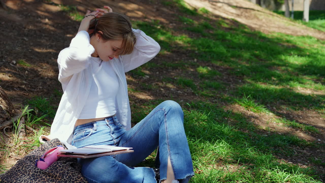 야외에서 공부하는 십대 소녀