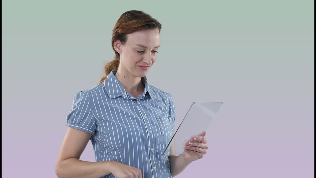 animación de mujer caucásica usando tableta sobre formas.