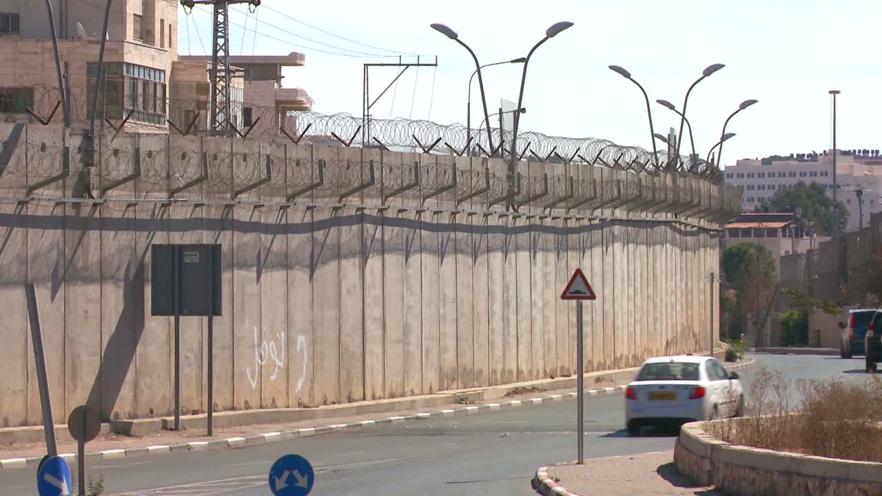 los coches circulan por la nueva barrera de cisjordania entre israel y los territorios palestinos