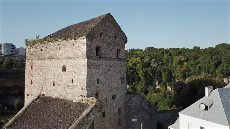 Vista aerea di un bastione medievale a Kamyanets-Podilskyi, Ucraina, in una giornata di sole. Salita lenta verso il tetto con cespugli.
