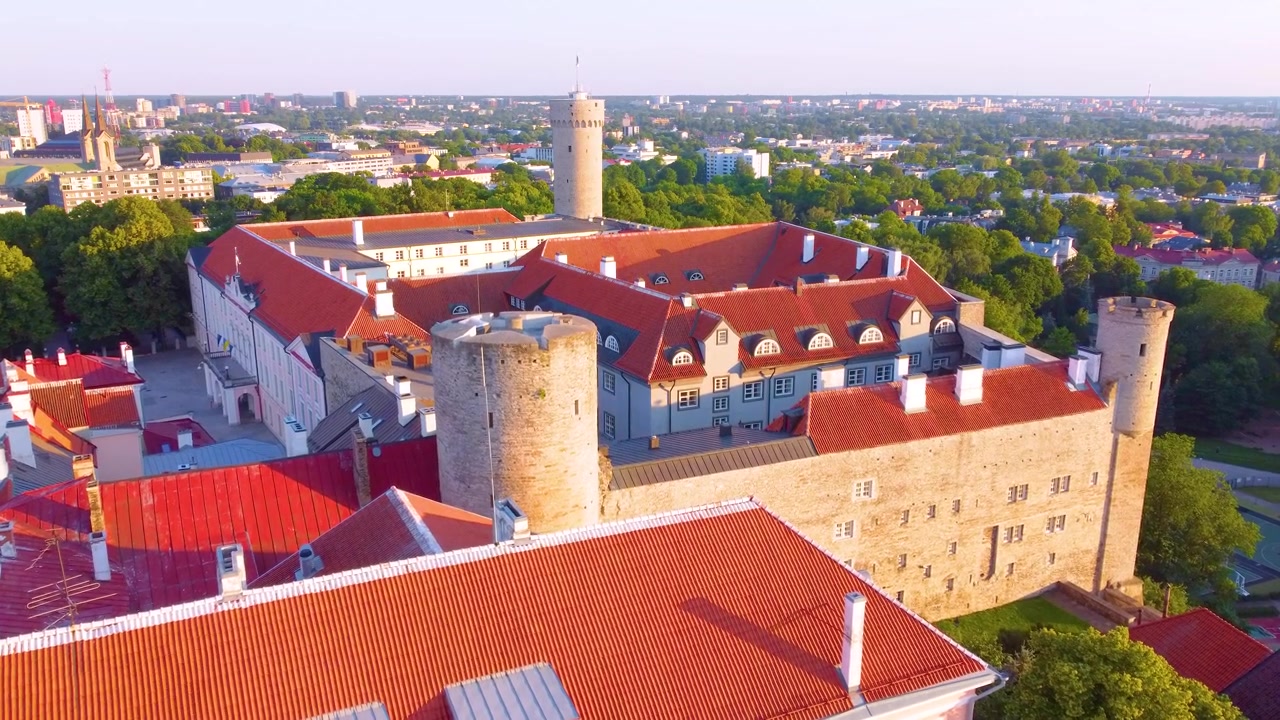 Castello medievale di Trompea sulla collina del centro storico di Tallinn. Veduta aerea