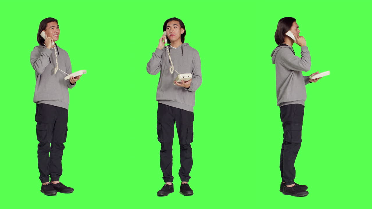 아시아인 남자가 고정 전화로 얘기하고 있어