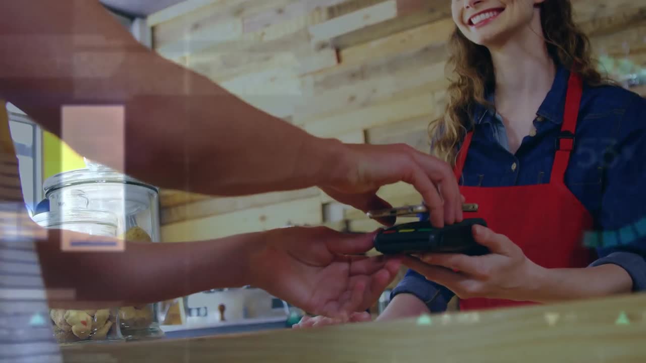 animación del procesamiento de datos financieros sobre una mujer caucásica que paga en una terminal de pago