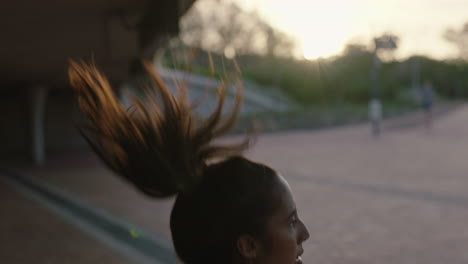 Mujer-Bailando-Joven-Bailarina-Hispana-De-Hip-Hop-En-La-Ciudad-Disfrutando-De-Frescos-Movimientos-De-Baile-Urbano-De-Estilo-Libre-Practicando-La-Expresión-Al-Atardecer-De-Cerca