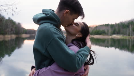 pareja abrazándose después de los deportes