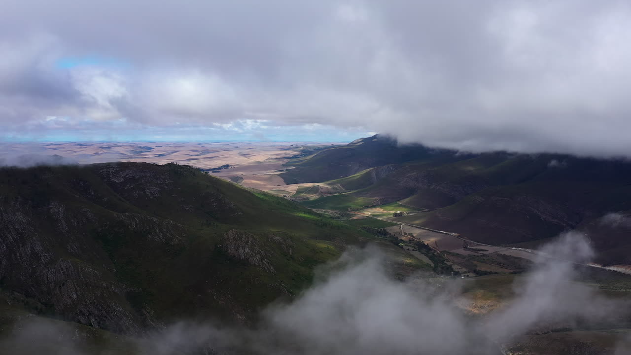 nubes sobre las montañas descubriendo un valle en el sur de áfrica campos paisaje