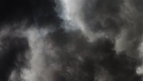 Punto-De-Vista-De-Una-Tormenta-Dentro-De-Una-Nube-Oscura-En-Movimiento