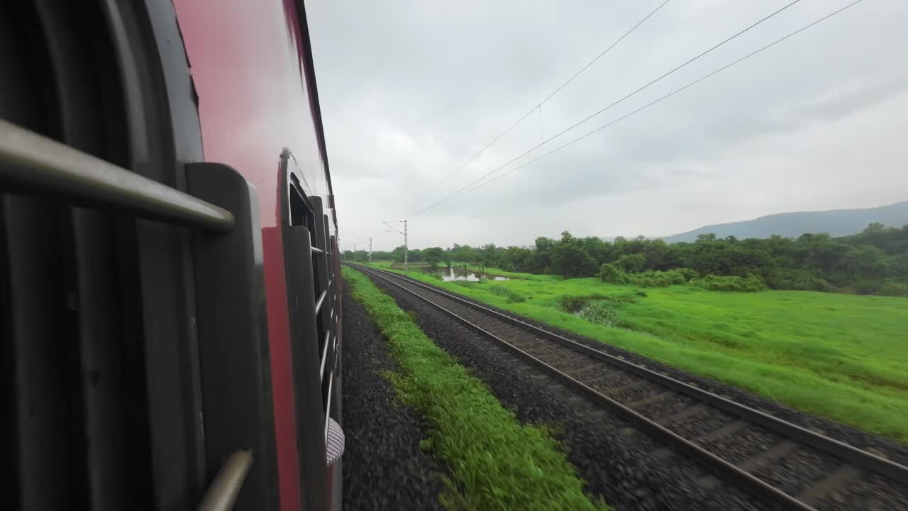 vista del viaje en tren en el ferrocarril de konkan