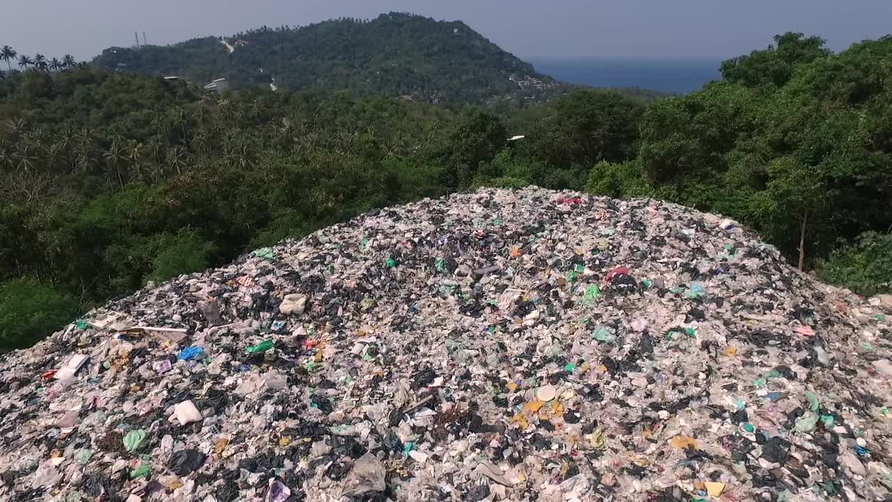 una gran montaña de basura entre árboles tailandia 1080 hd asia, tailandia filmada con sony ax700
