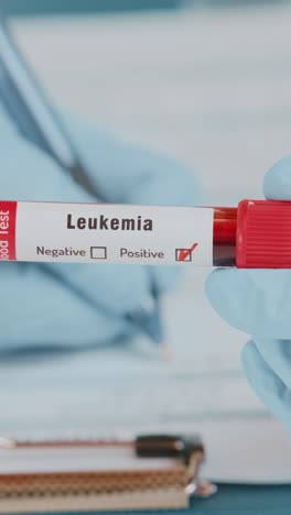 el médico revela el resultado positivo de la prueba de sangre de leucemia al paciente en la clínica