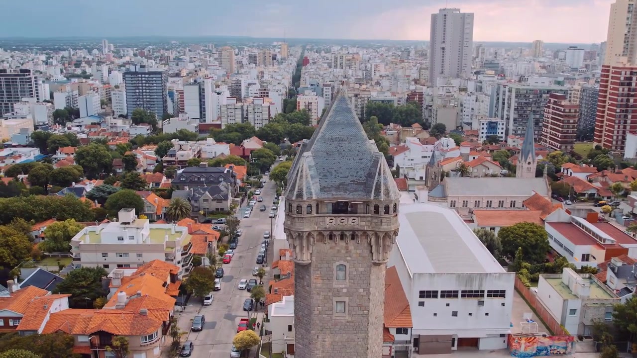 Volo di un drone sopra la torre idrica della città di Mar del Plata, Argentina