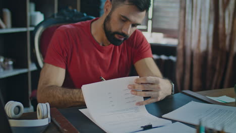 hombre de negocios firmando el último contrato y arrojando papeles al escritorio