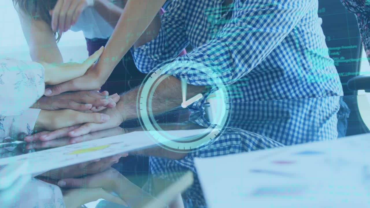 animación de procesamiento de datos y reloj sobre diversas personas de negocios que se unen