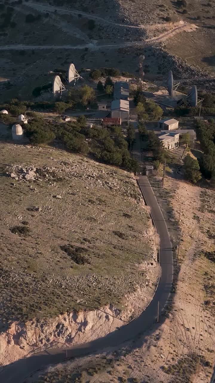 Stazione satellitare in cima a una montagna