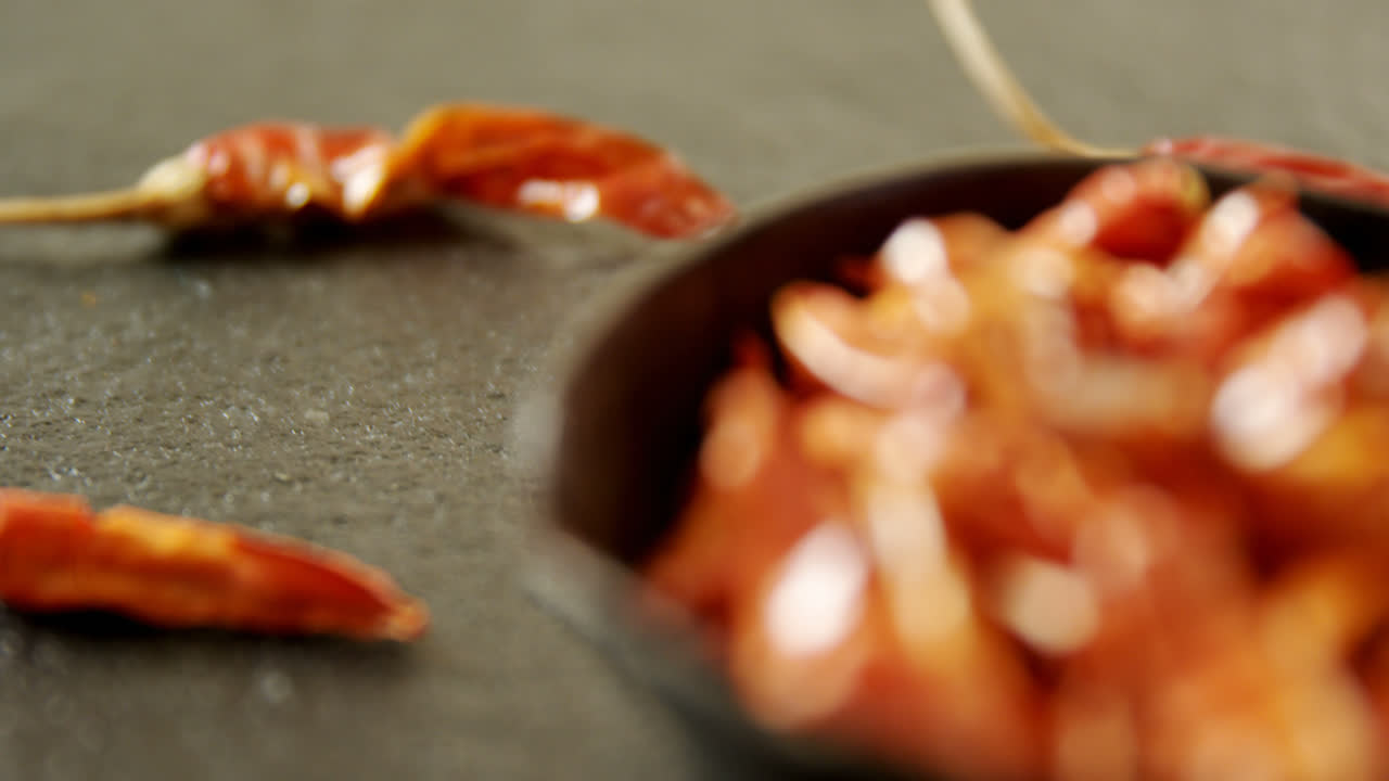 pimienta de chile seca en un cuenco de 4 k