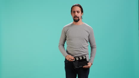 director de cine usando clapper en el set, filmando producción de video