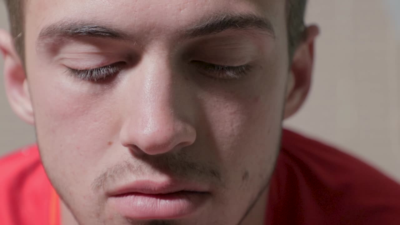 걱정스러운 표정으로 그의 앞을 응시하는 남자의 클로즈업