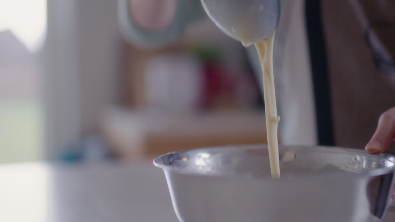 パンケーキのバターを金属のボウルでクローズアップ