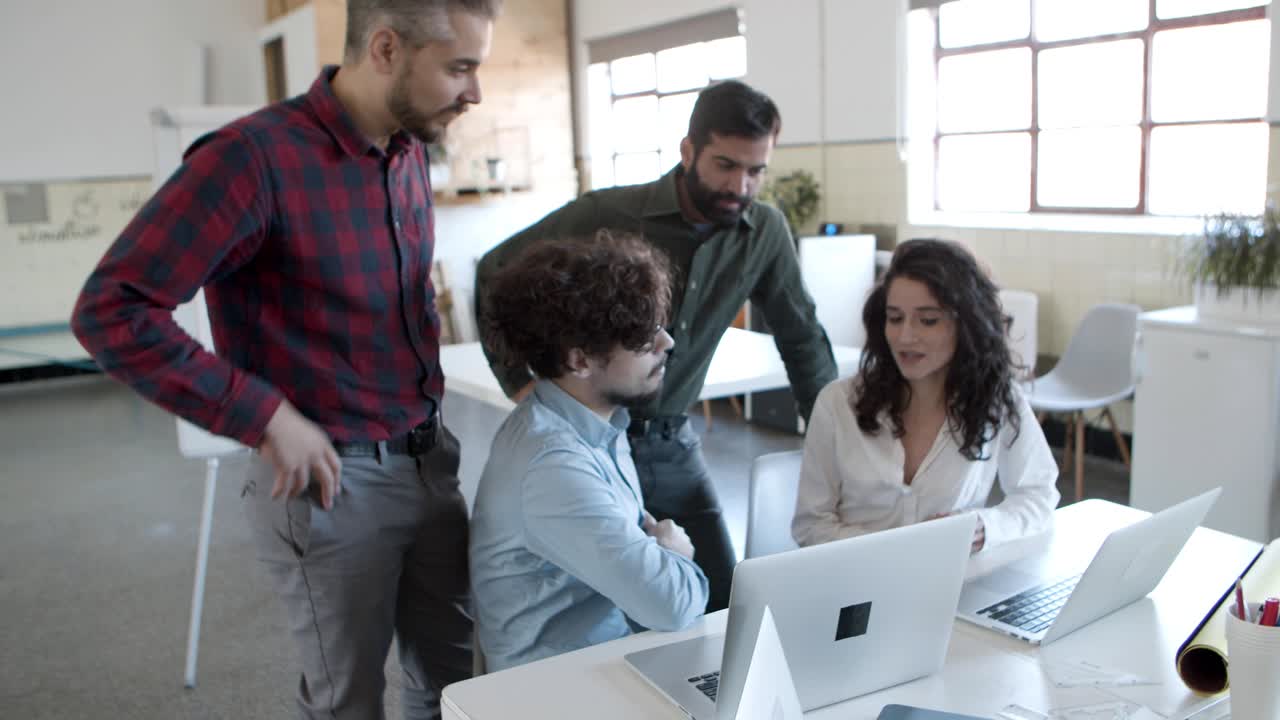 grupo de jóvenes enfocados que comparten ideas entre sí